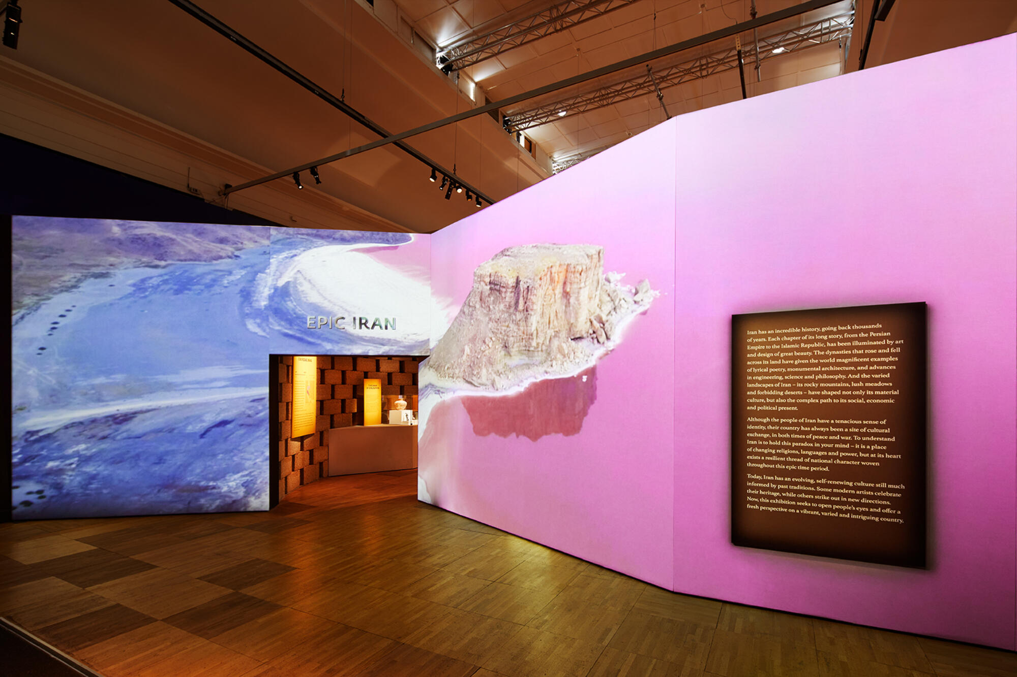 维多利亚和阿尔伯特博物馆的伊朗史诗特展（注：V&A一般指英国维多利亚和阿尔伯特博物馆，如果这里不是该含义，请提供更多背景信息） 丨英国伦敦丨Gort Scott-22