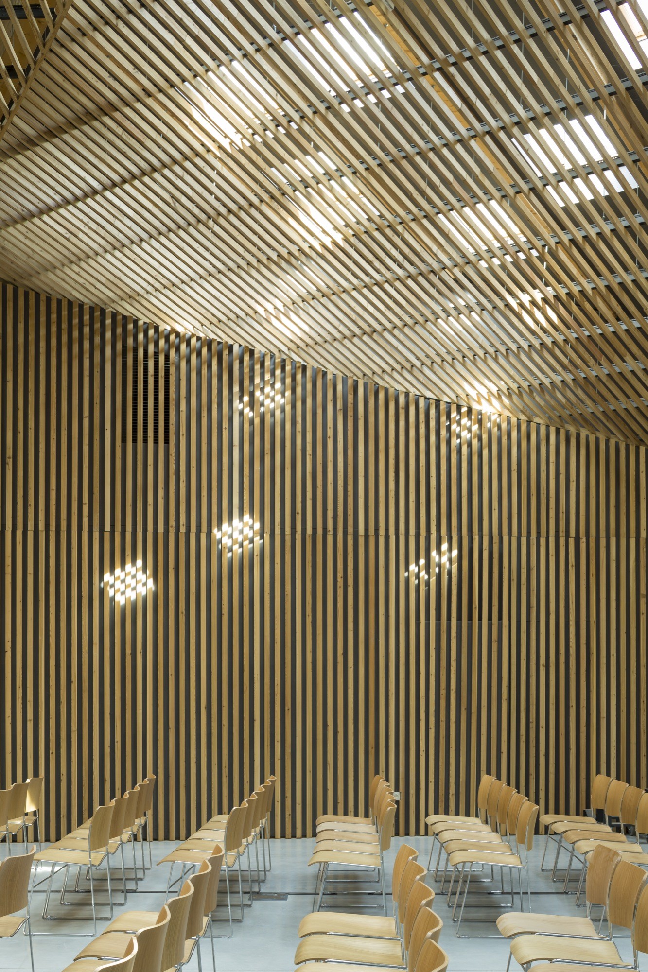 折叠 zinc 外壳中的宁静圣所——法国 Ensemble Pastoral Catholique 教堂设计-47