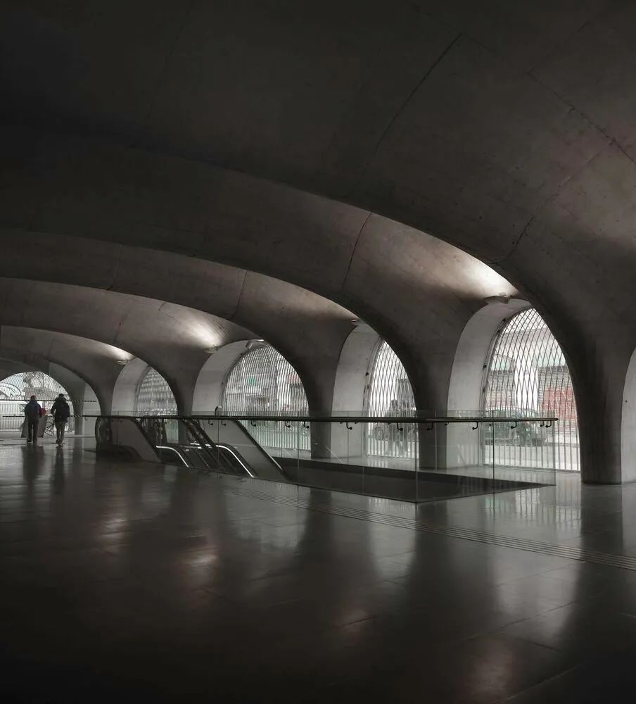 在石窟內穿越城市，聖地亞哥地鐵站Plaza de Armas Metro Station Building／Beals Lyon Arquitectos | FAM-25