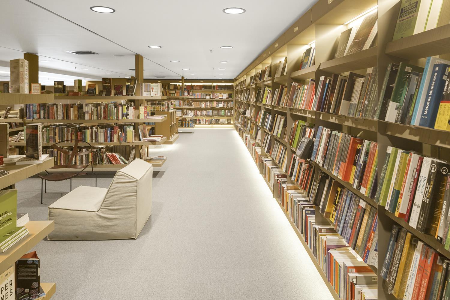 里约热内卢的绿洲 · Livraria Saraiva 书店设计-12