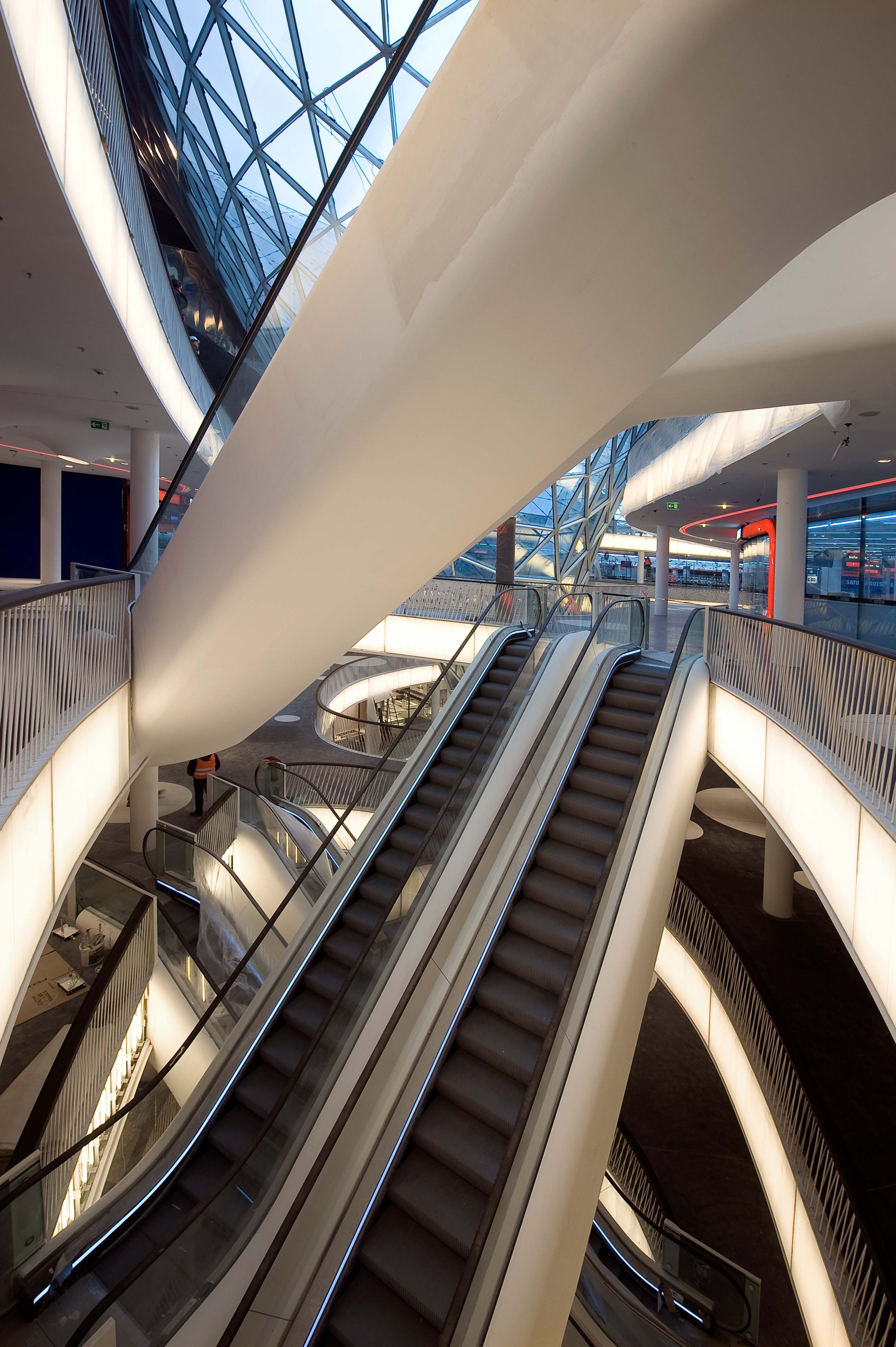 Frankfurt MyZeil 购物中心的空中河流设计-44