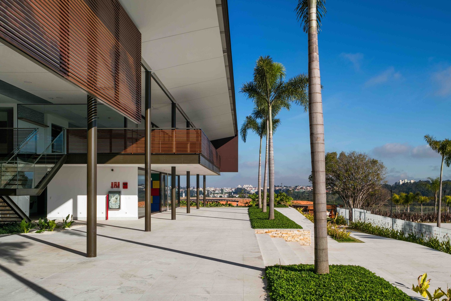 巴西自然景观中的社交俱乐部总部-36