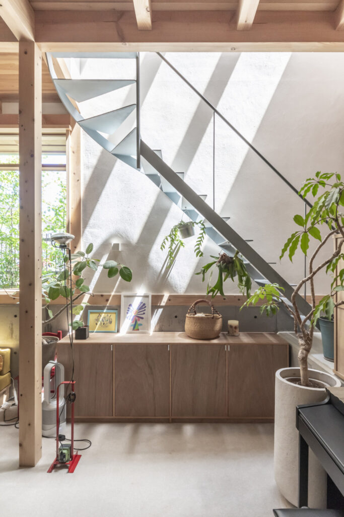 旗竿地に立つ店舗併用住宅 半地下につくったのは“景色”を見渡せ、落ち着く大空間 | Architecture | 100%LiFE-7