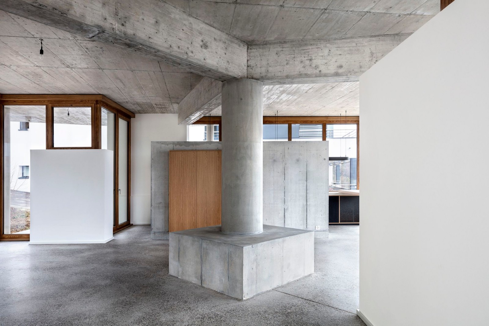 瑞士斜坡上的方形平台极简住宅-4