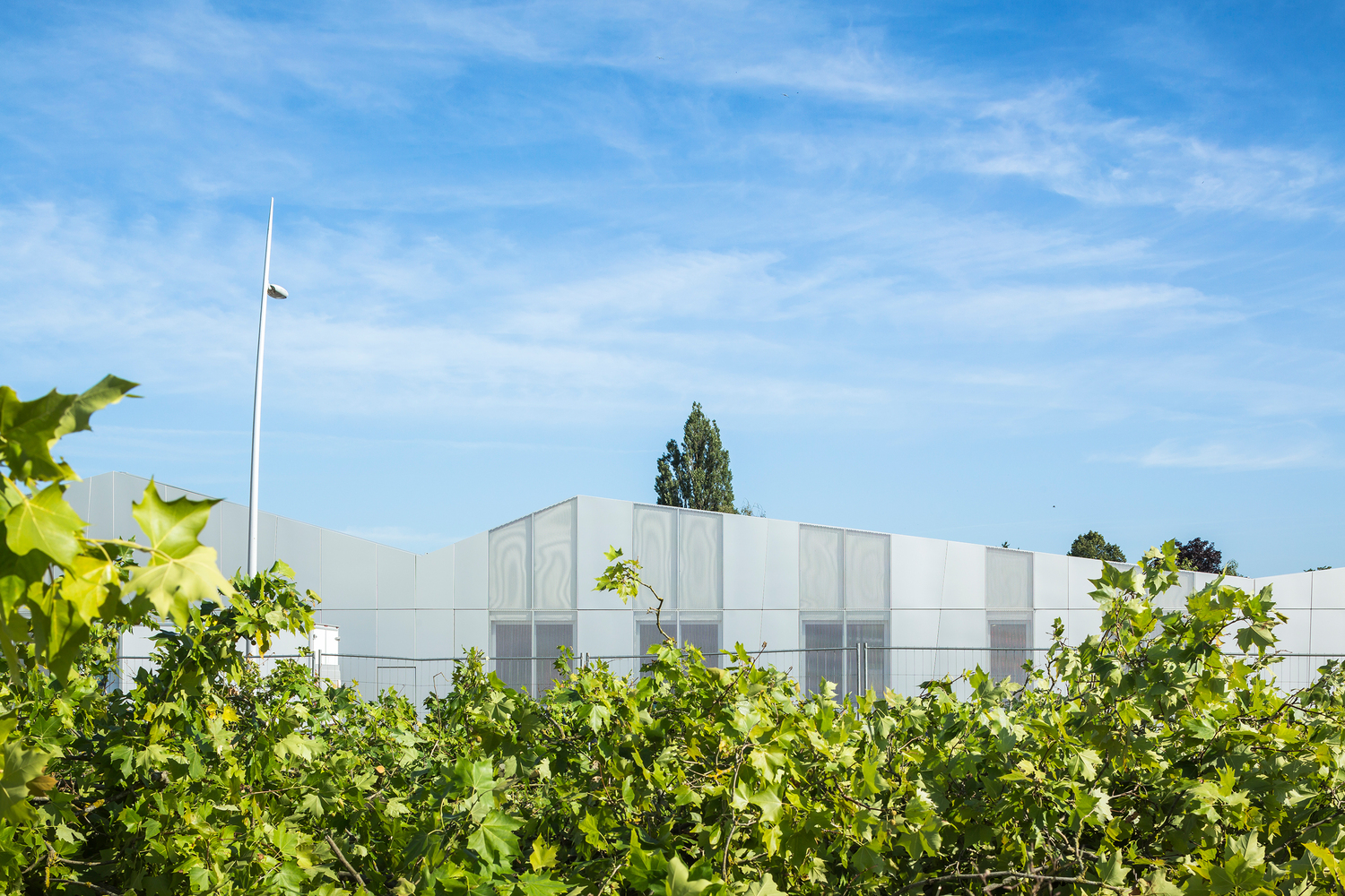 雕塑般的法国 Centre Le Lac 文化中心,打造多功能的社区聚集地-30