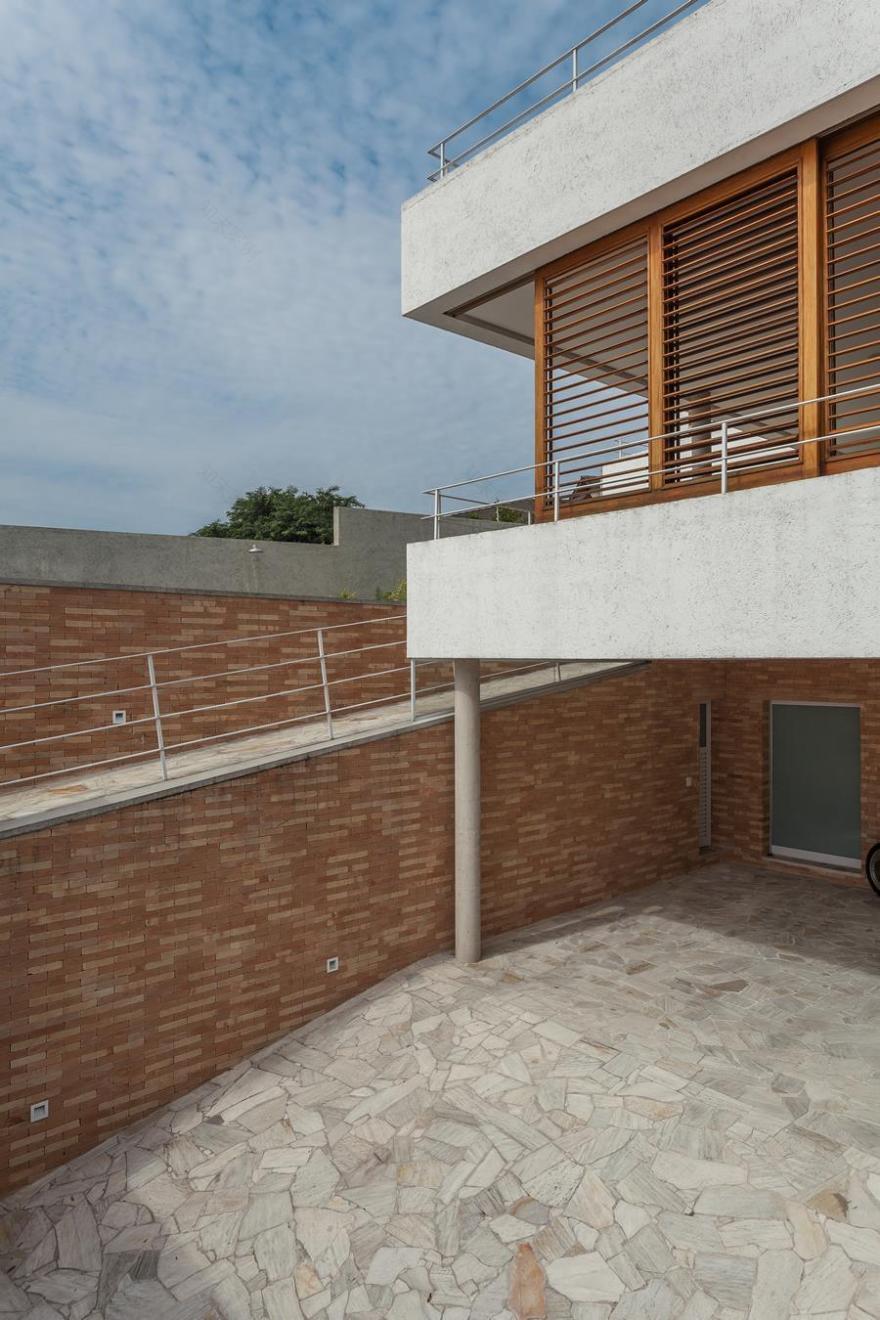 巴西梯形地块上的现代住宅设计-4