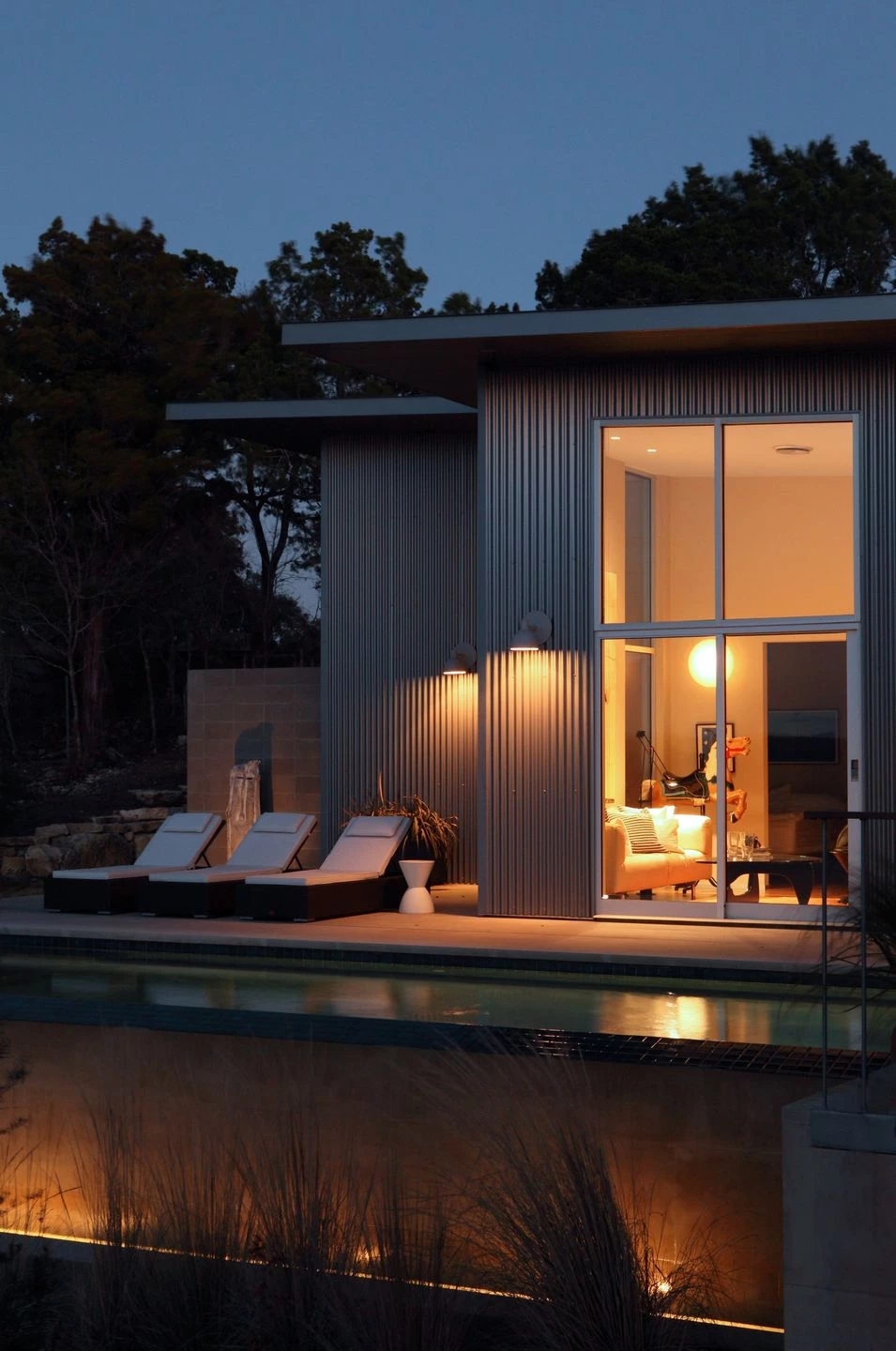 德州奥斯汀的"Villa Nuevo" | 夏日遮阳，室内外生活和谐共生-29