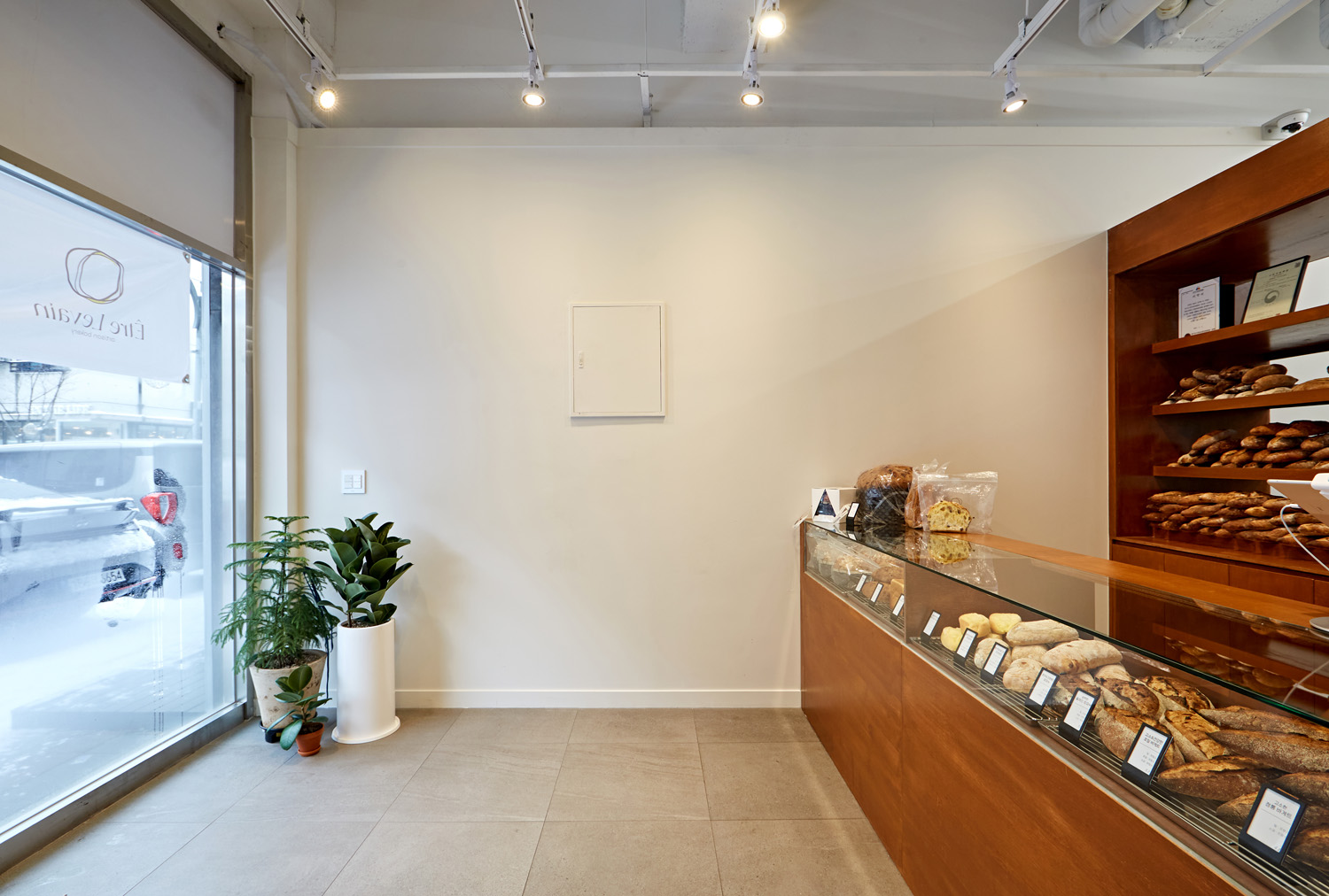 白色与木质，打造 15 平极简主义厨房-11