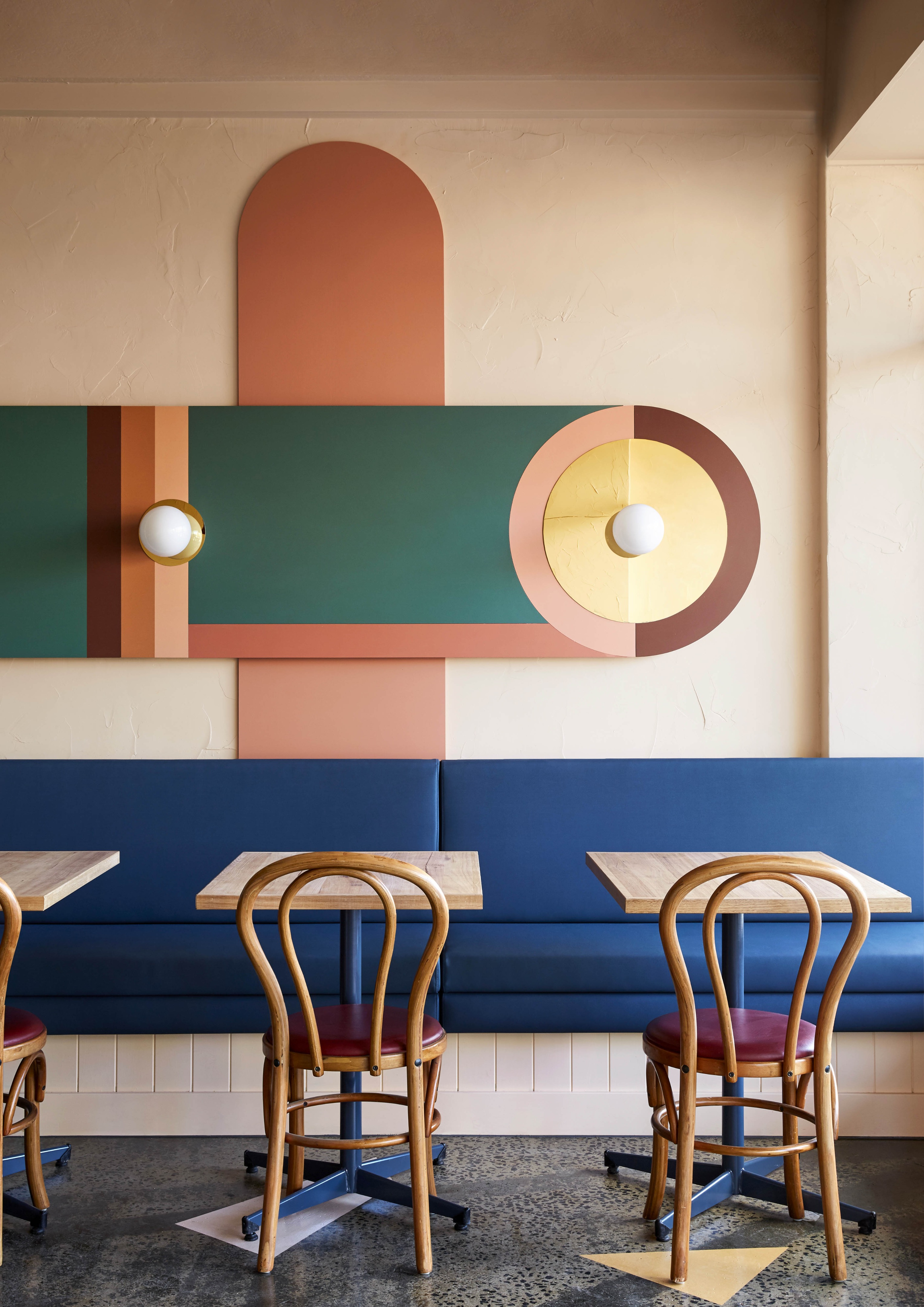 融合曲线与直线元素,打造活力与温馨并存的咖啡店空间-7