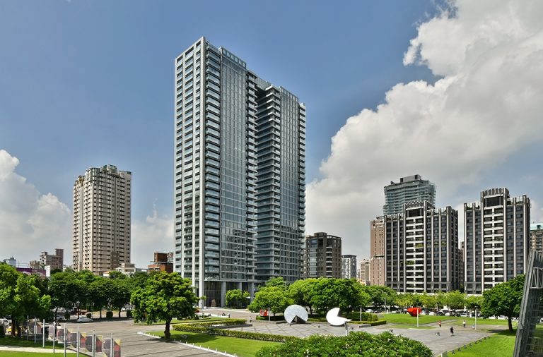 UCLA洛杉磯加洲大學籃球運動場：一個帶有魚鰭狀嵌板與波浪屋頂的建築。 - WEHOUSE-10