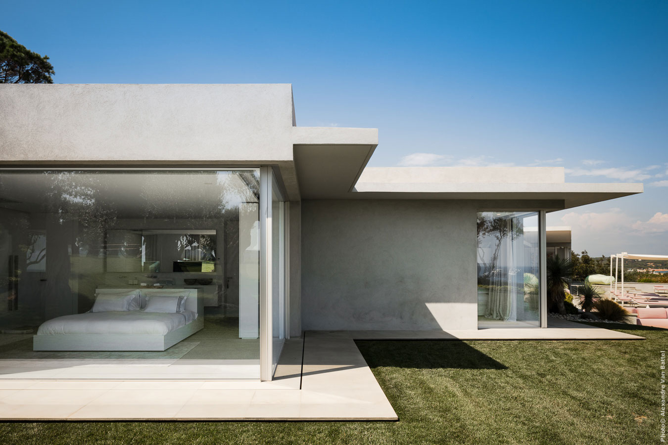 法国 Ramatuelle 现代住宅 | 玻璃墙、游泳池、艺术装饰-9