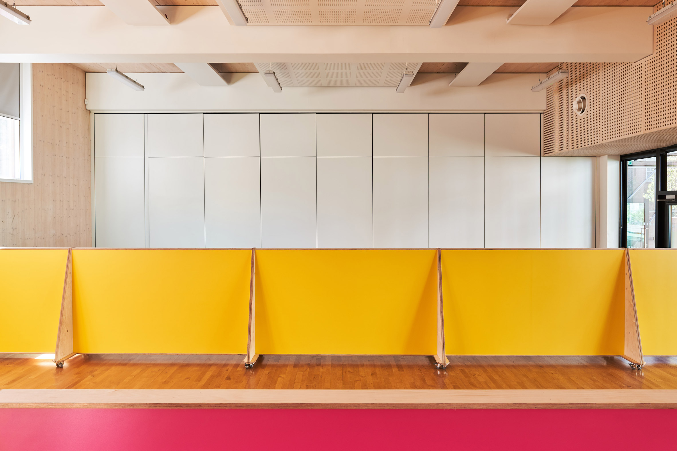 伦敦小学打造社交距离家具，彩色移动屏幕助力防疫-26