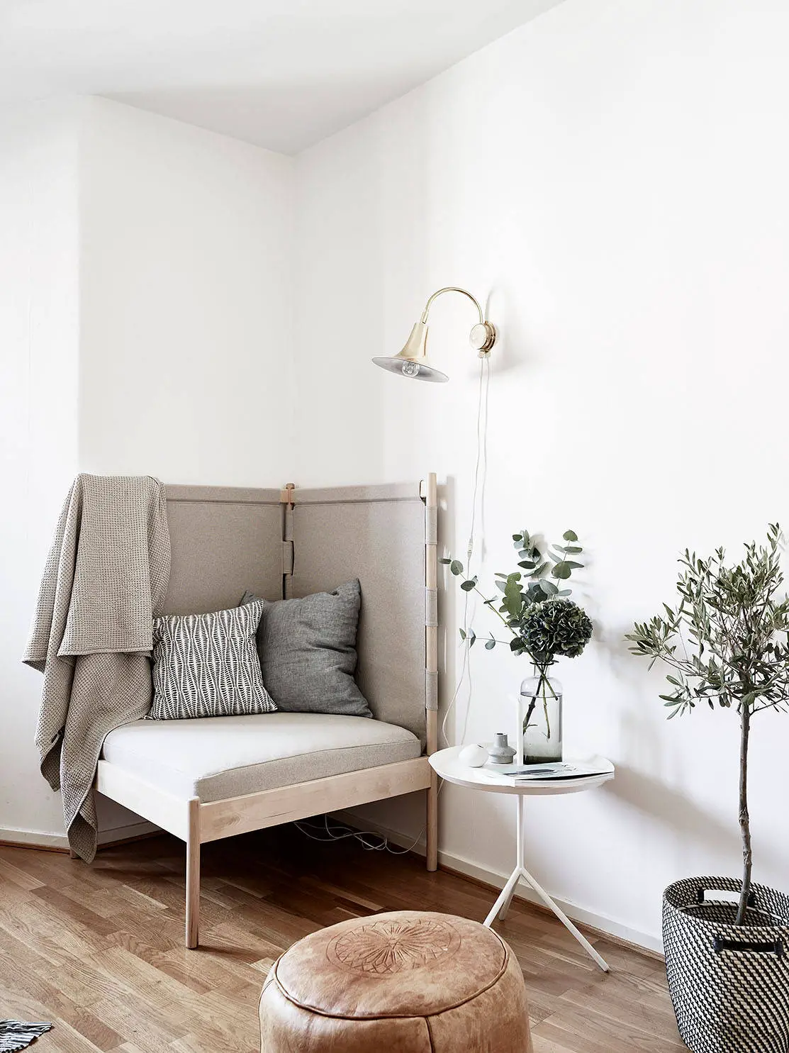 27 平米小公寓 | 一椅一床的巧妙布局-1