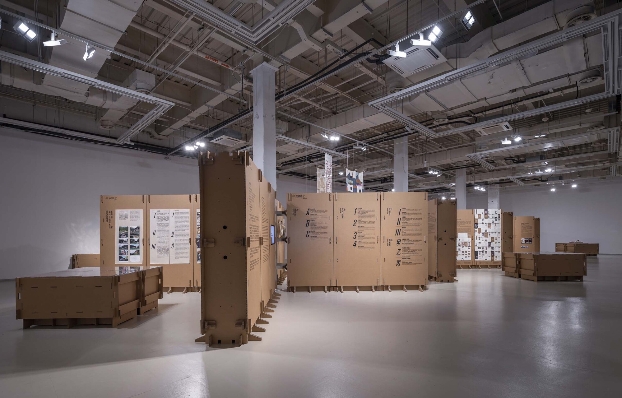 Exhibition Space Formed by Corrugated Cardboards / LUO studio-13