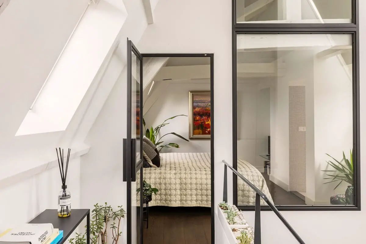 阿姆斯特丹古典运河公寓 | 古老建筑中的现代魅力-12