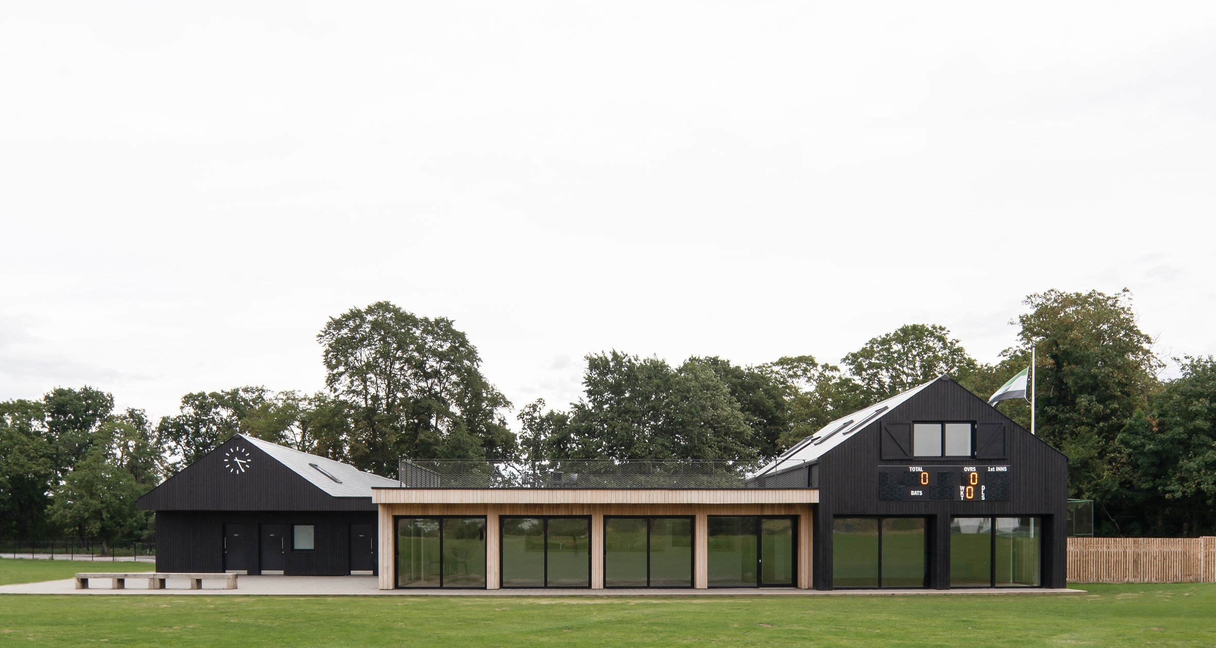 伦敦皇家公园里的现代木质 cricket 俱乐部-12
