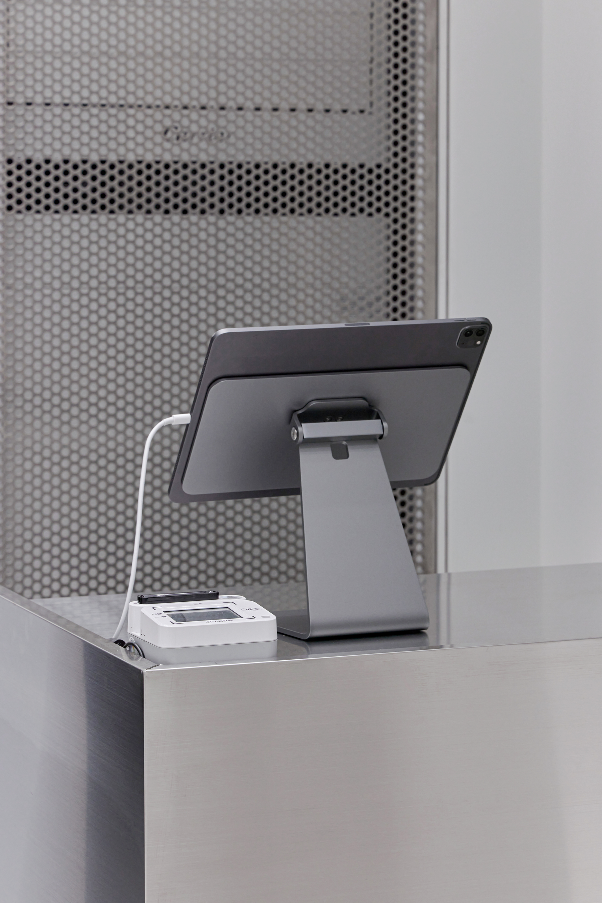 莱克 2

注：Lekker可能是一个特定的人名、品牌名等，2可能是编号等若有更具体的语境，翻译可能更精准 丨Docent Design-17