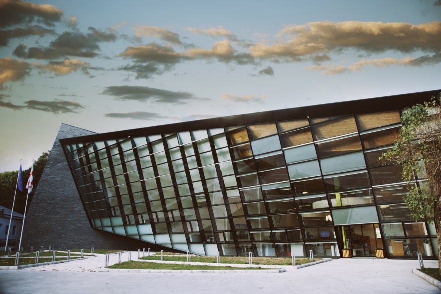 山林间的公共服务中心-38