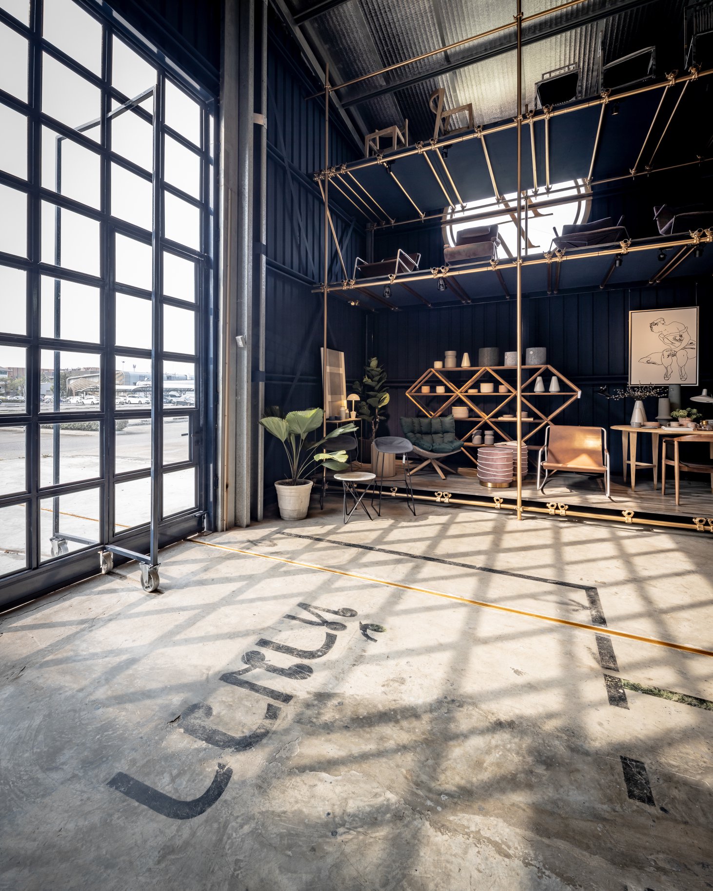 停车场角落的储存仓库变身现代家具展示厅-19