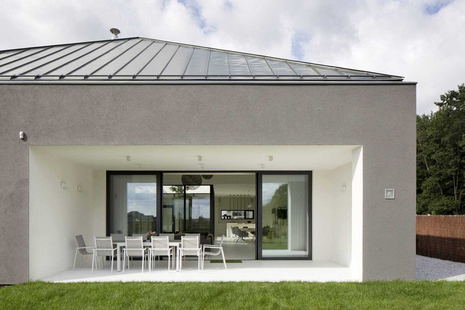 波兰南部森林中的现代简约住宅-13