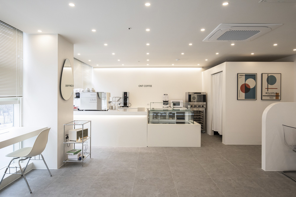 白色调的极简主义 | 17 平米的小户型咖啡厅设计-2