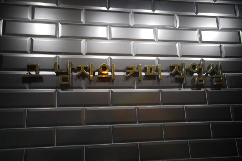 极简黑白咖啡空间，40 平小店的精致设计-14