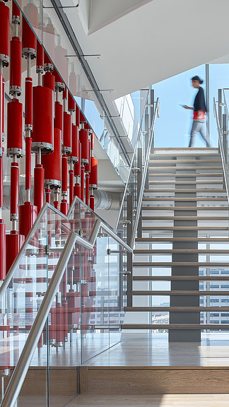 赫兹利北美总部 · 红与黑的科技创意空间-5