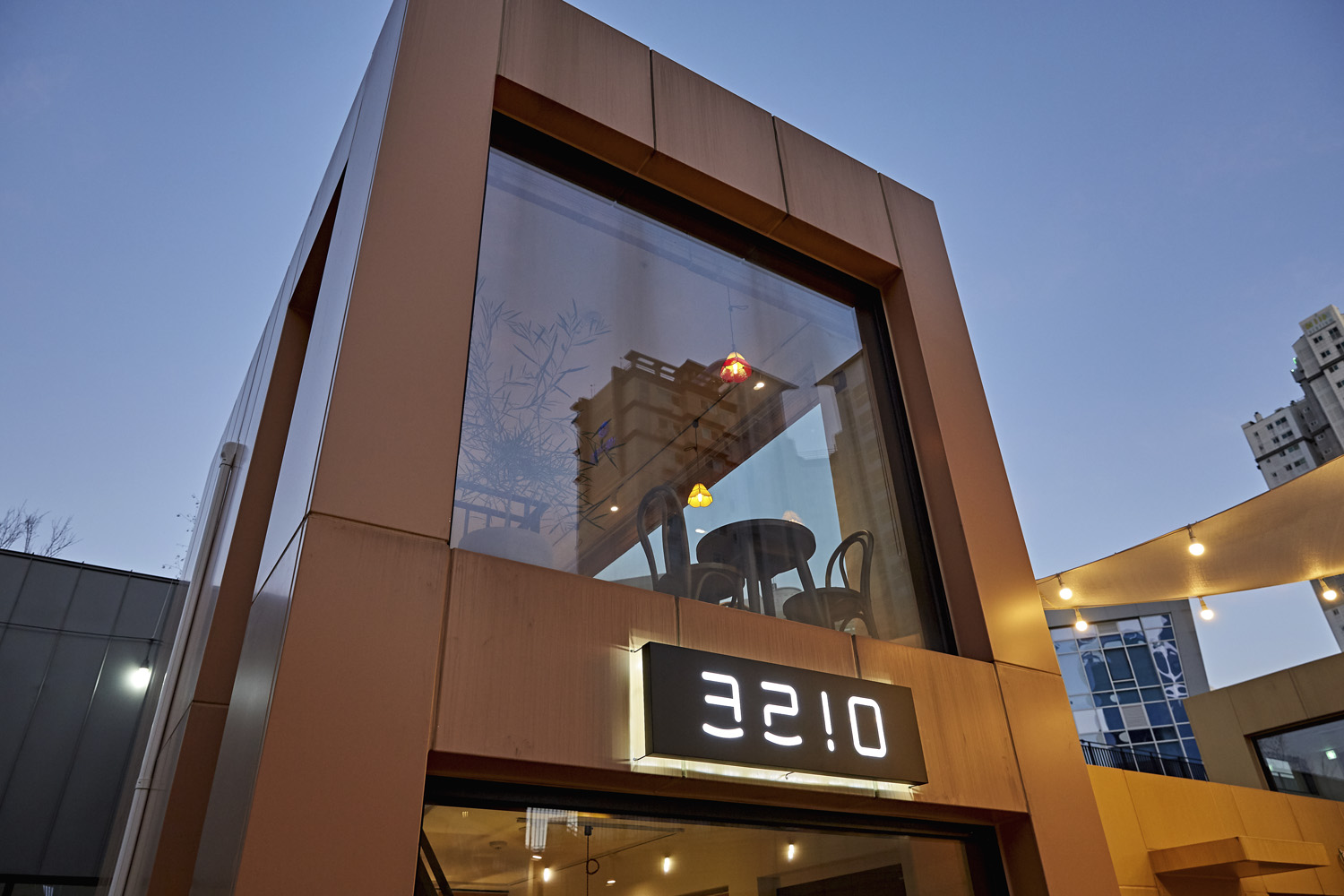 首尔 10 层咖啡厅 | 极简主义的室内设计魅力-17