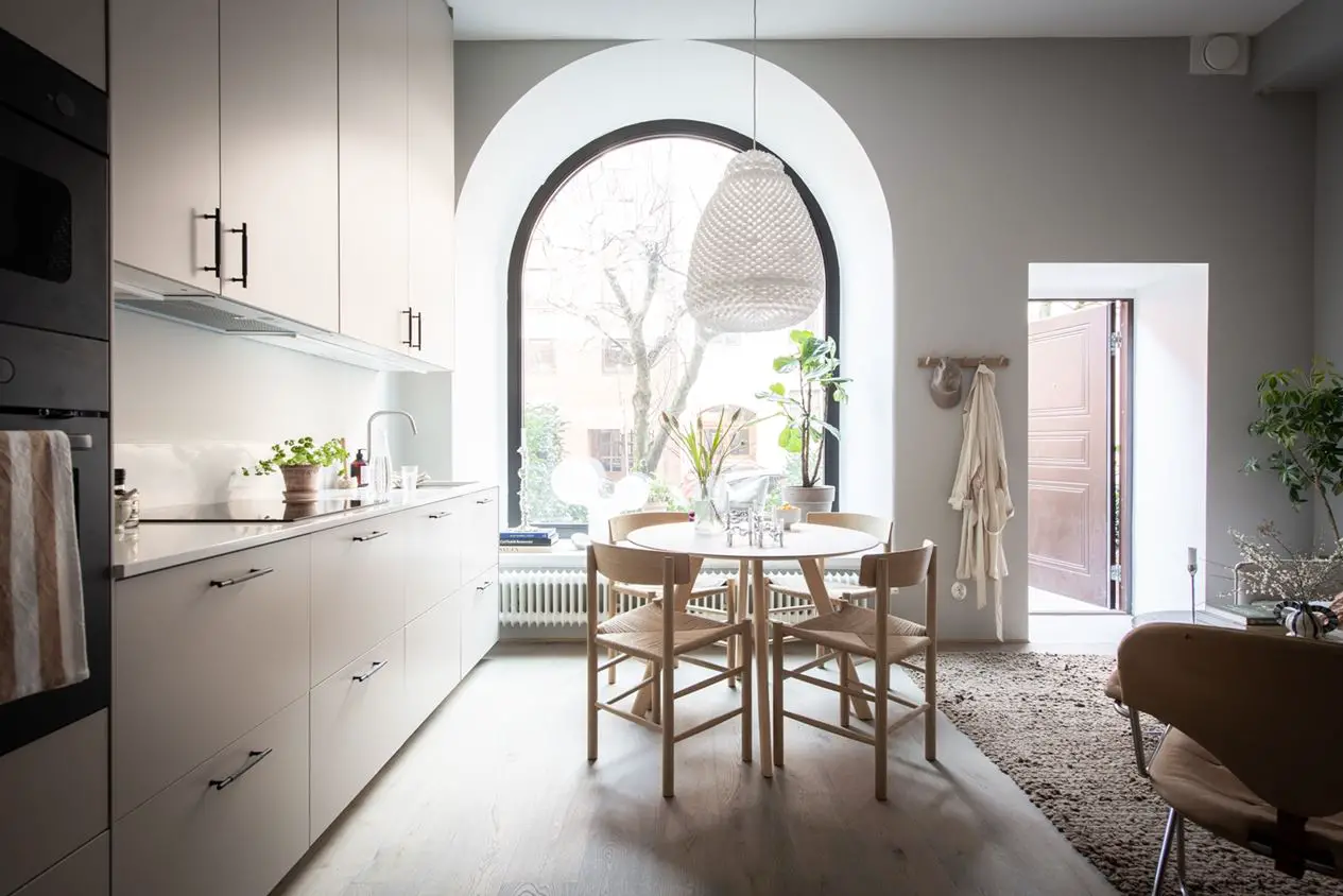 瑞典 35m2 弧形窗工作室 | 古典与现代的完美结合-1