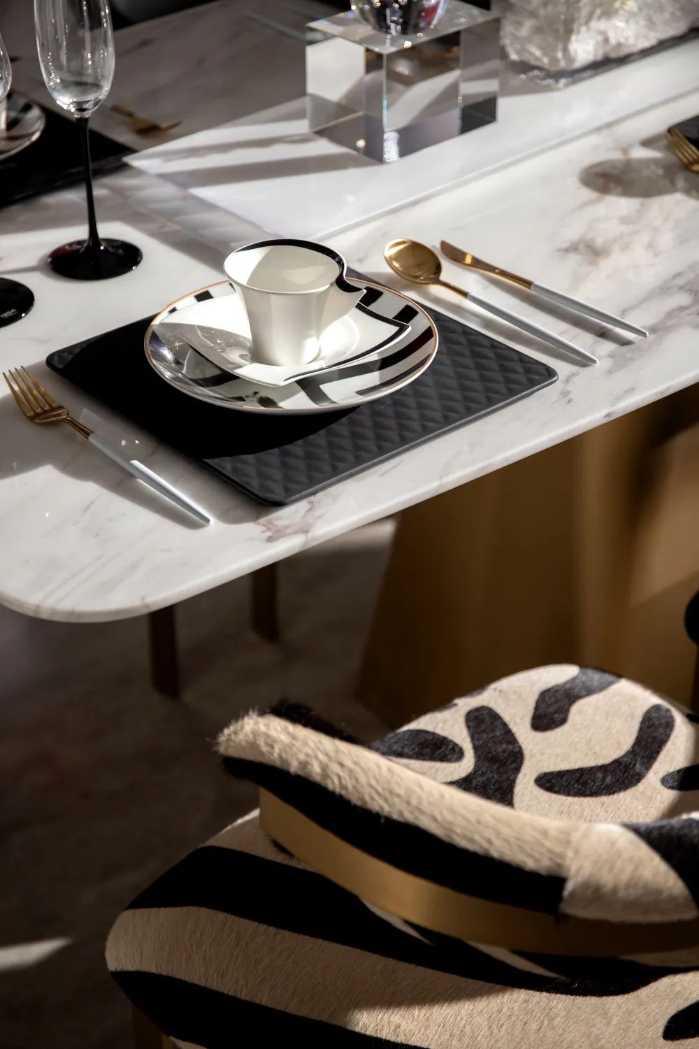 天津中海·津门大院现代法式样板房 | 黑红配色,致敬永恒经典-7