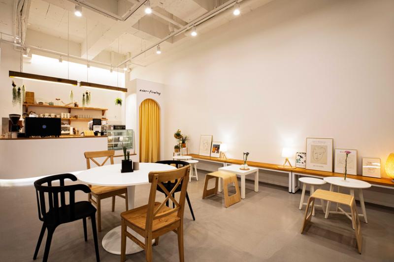 极简 25 坪咖啡厅，打造温馨 white tone 空间-5