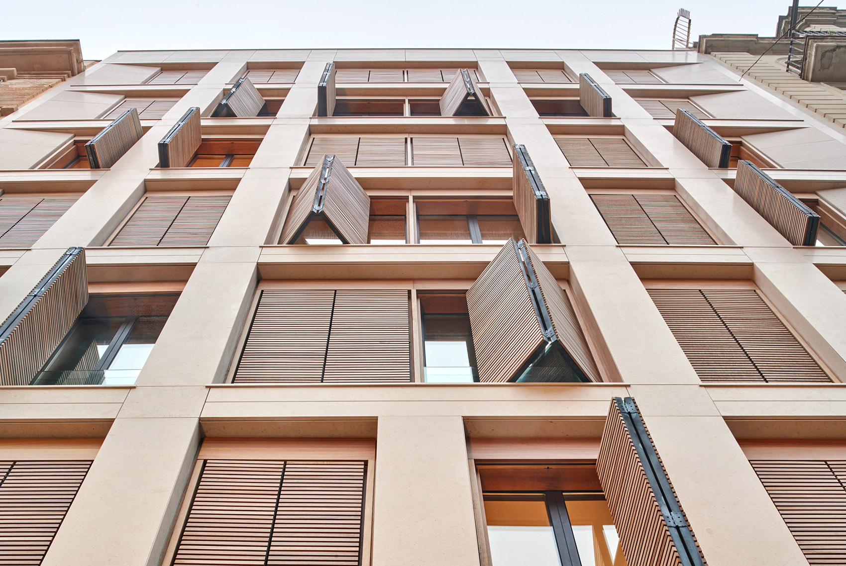 巴塞罗那 Ausiàs March 住宅楼改造 | 向光线致敬的现代建筑立面-12