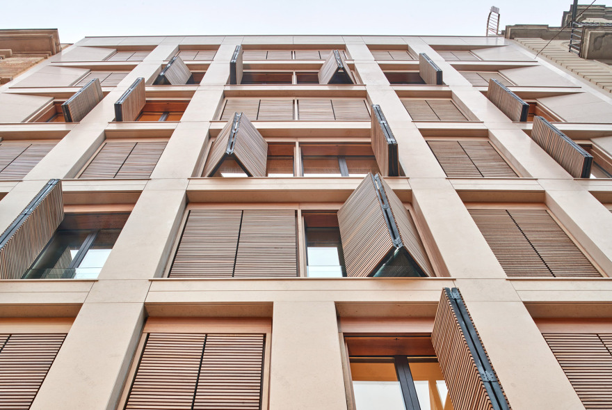 巴塞罗那 Ausiàs March 住宅楼改造 | 向光线致敬的现代建筑立面-12