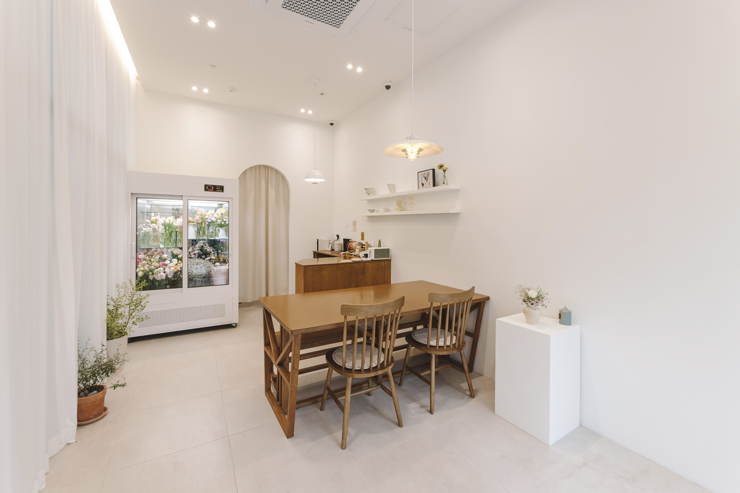 9 坪花店，极简白色与木质元素营造温馨氛围-6