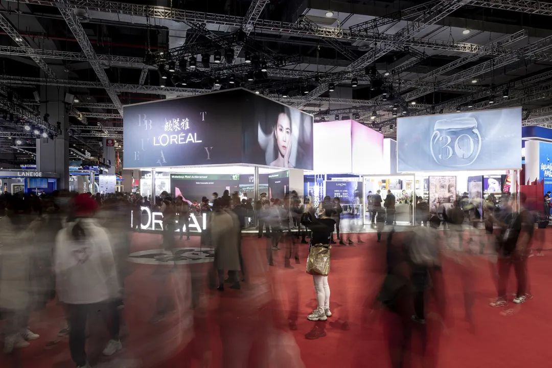 欧莱雅 CIIE 2020 展位设计 | 悬浮盒子展现多样品牌-34
