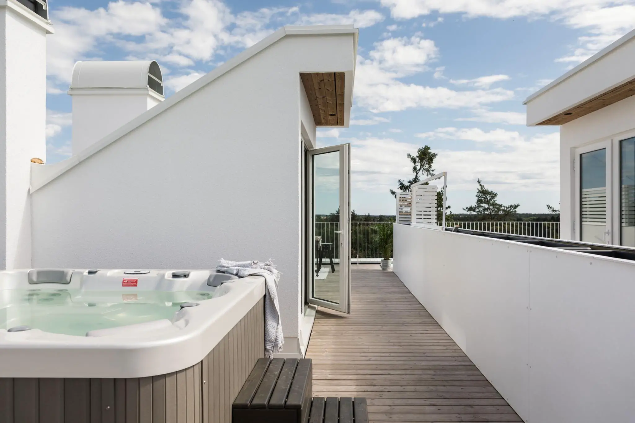 现代木质别墅的屋顶露台与极简内饰设计-19