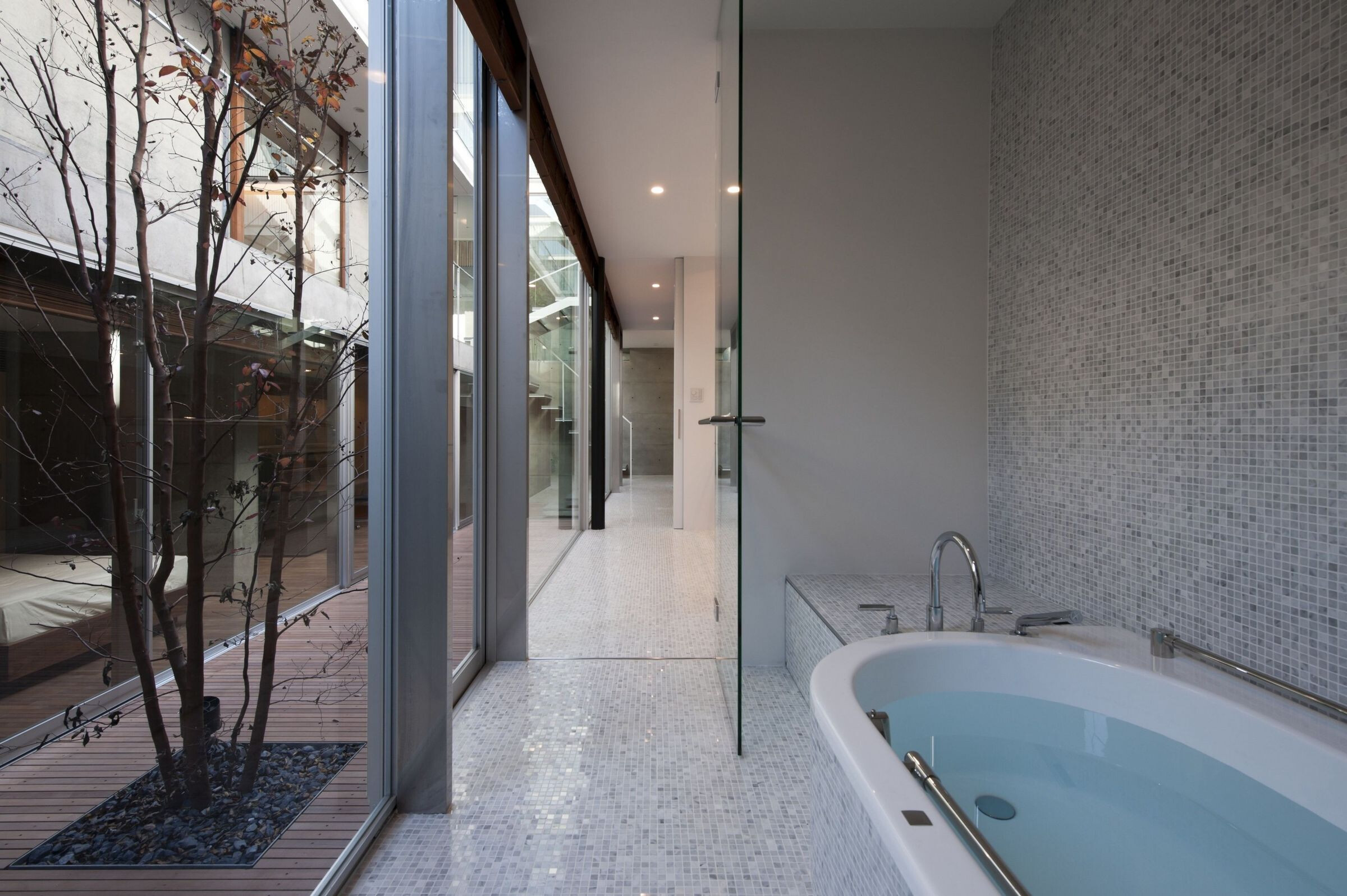 东京私密寓所的庭院光影之美-32