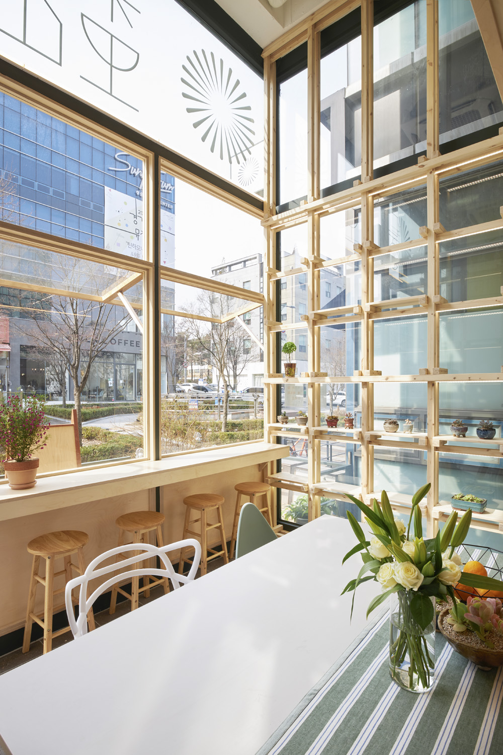 十平米清爽双层咖啡馆，展现简约设计魅力-16
