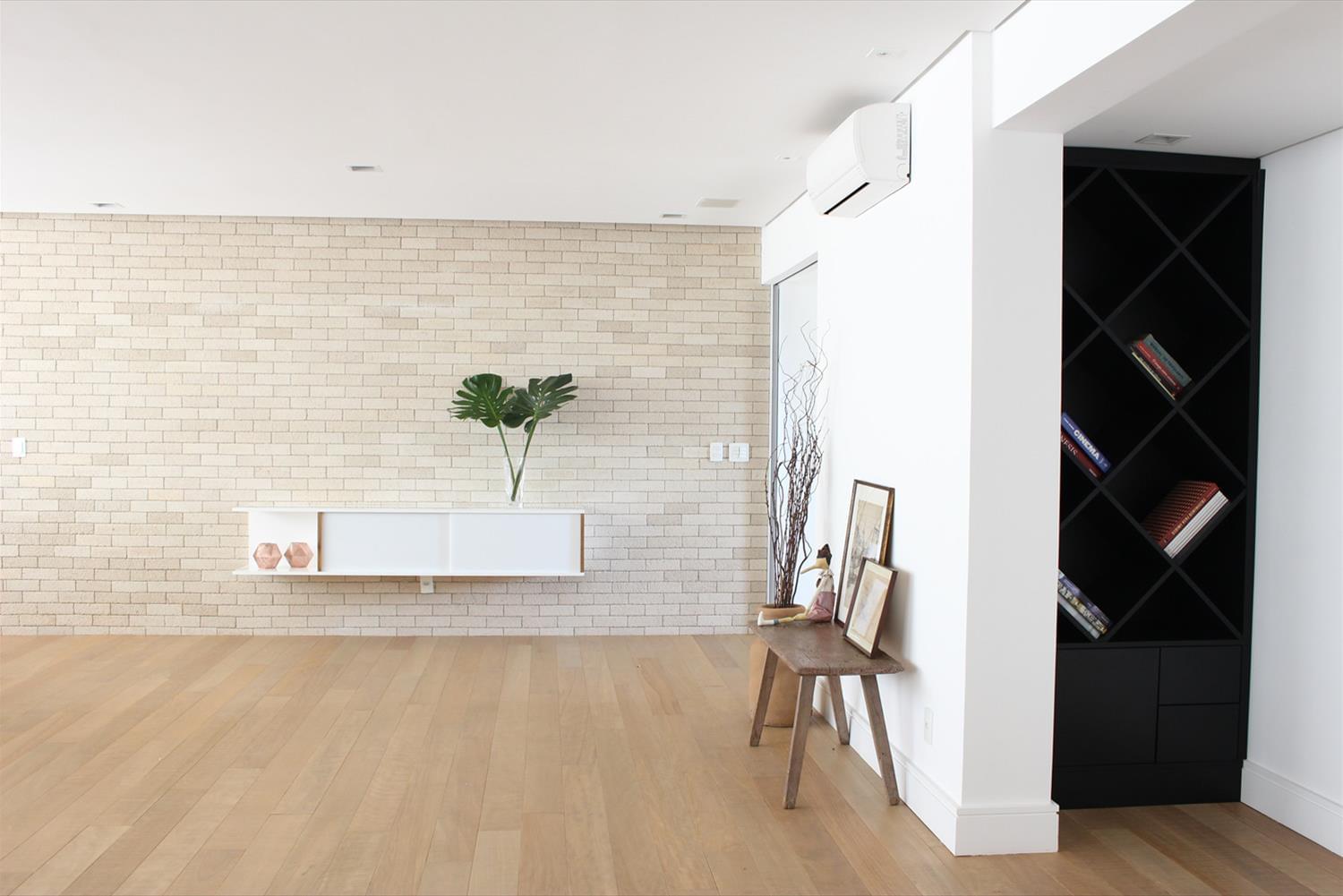 巴西 SP 市 SL 公寓 | 明亮木质与白色砖墙的简约空间-3