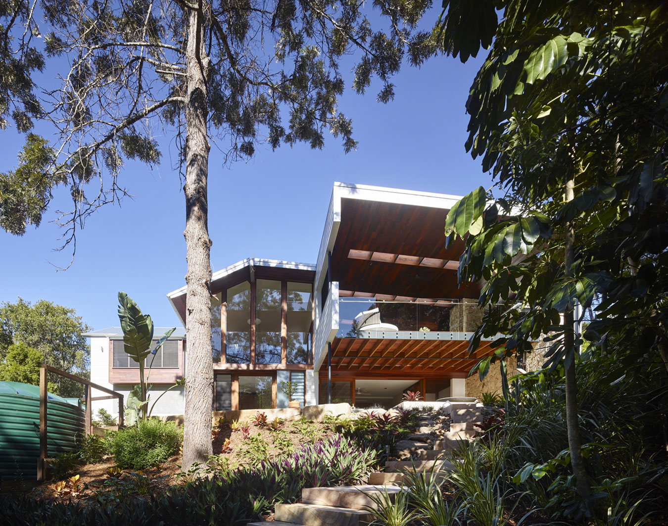 澳大利亚肯莫尔山森林中的现代小溪屋-3