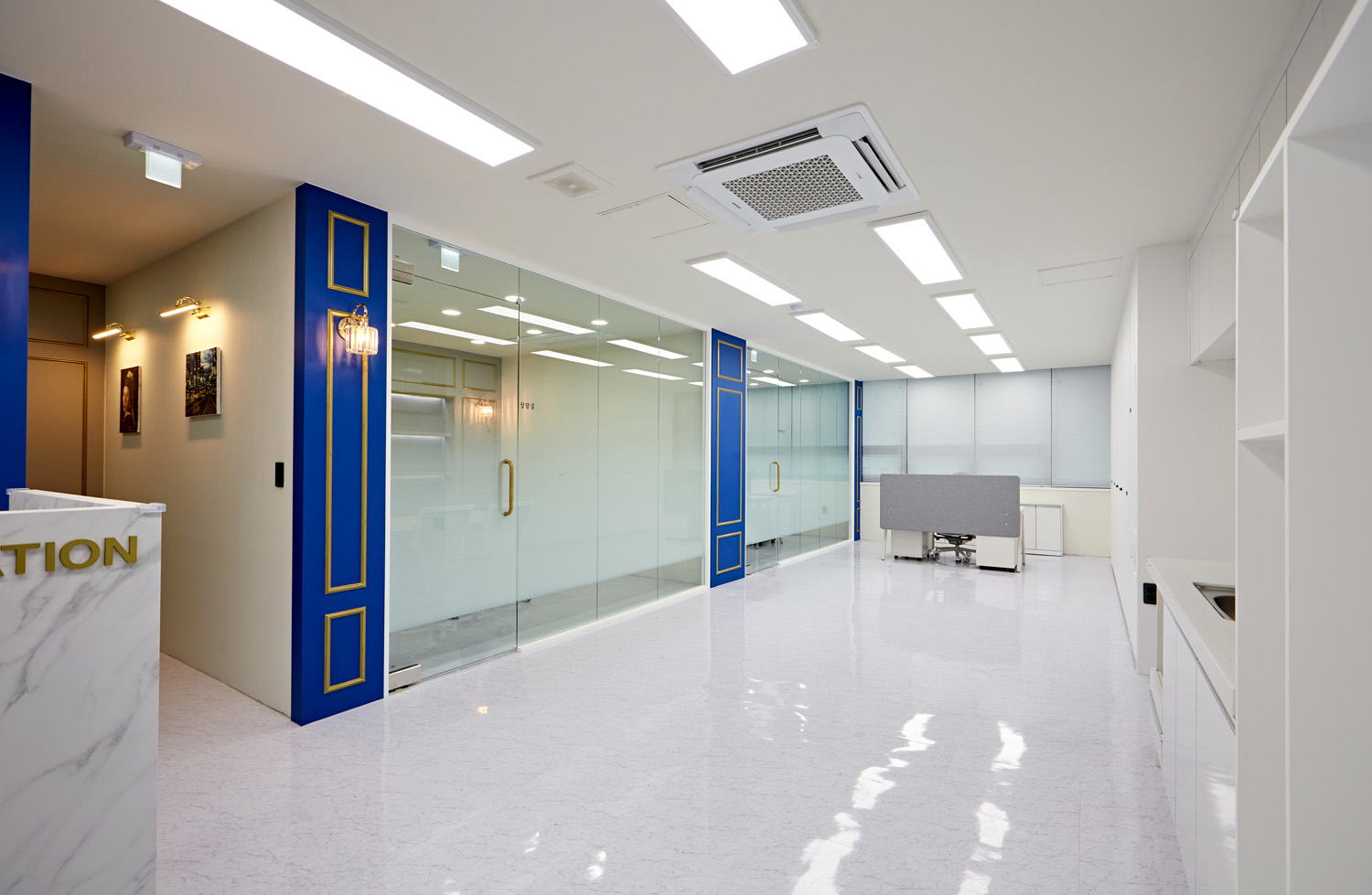 蓝色调的简洁法律事务所室内设计-4