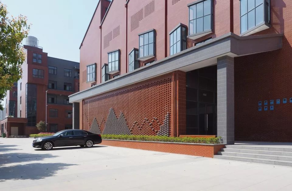 合肥锦弘中学体育馆 | 红砖与阳光板的巧妙融合-11