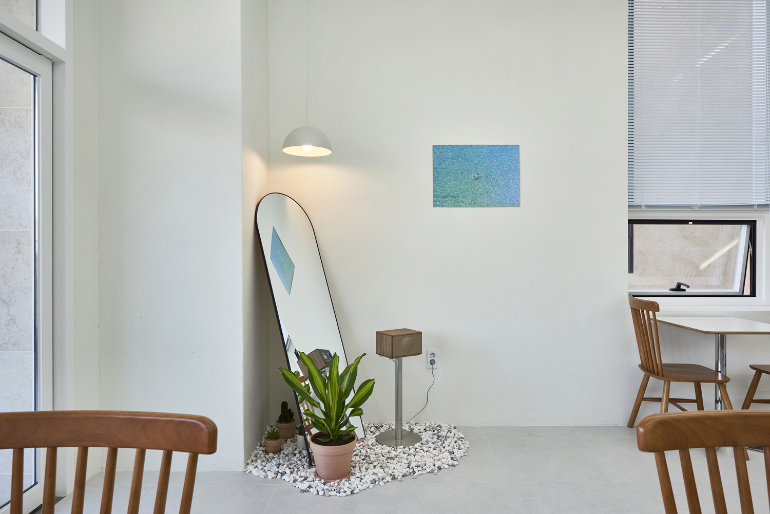 "白色简约设计的 13 平米小空间咖啡厅"-11