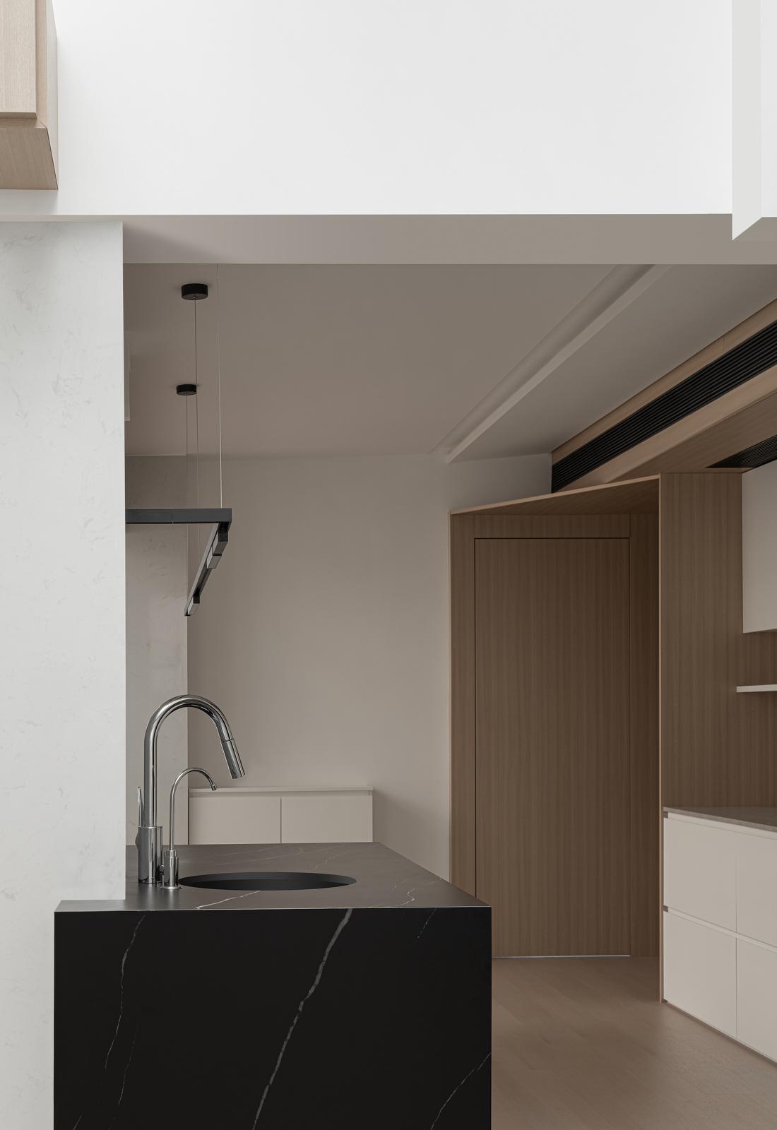 光线与空间的完美融合 · 顶楼平层住宅的创新设计-56