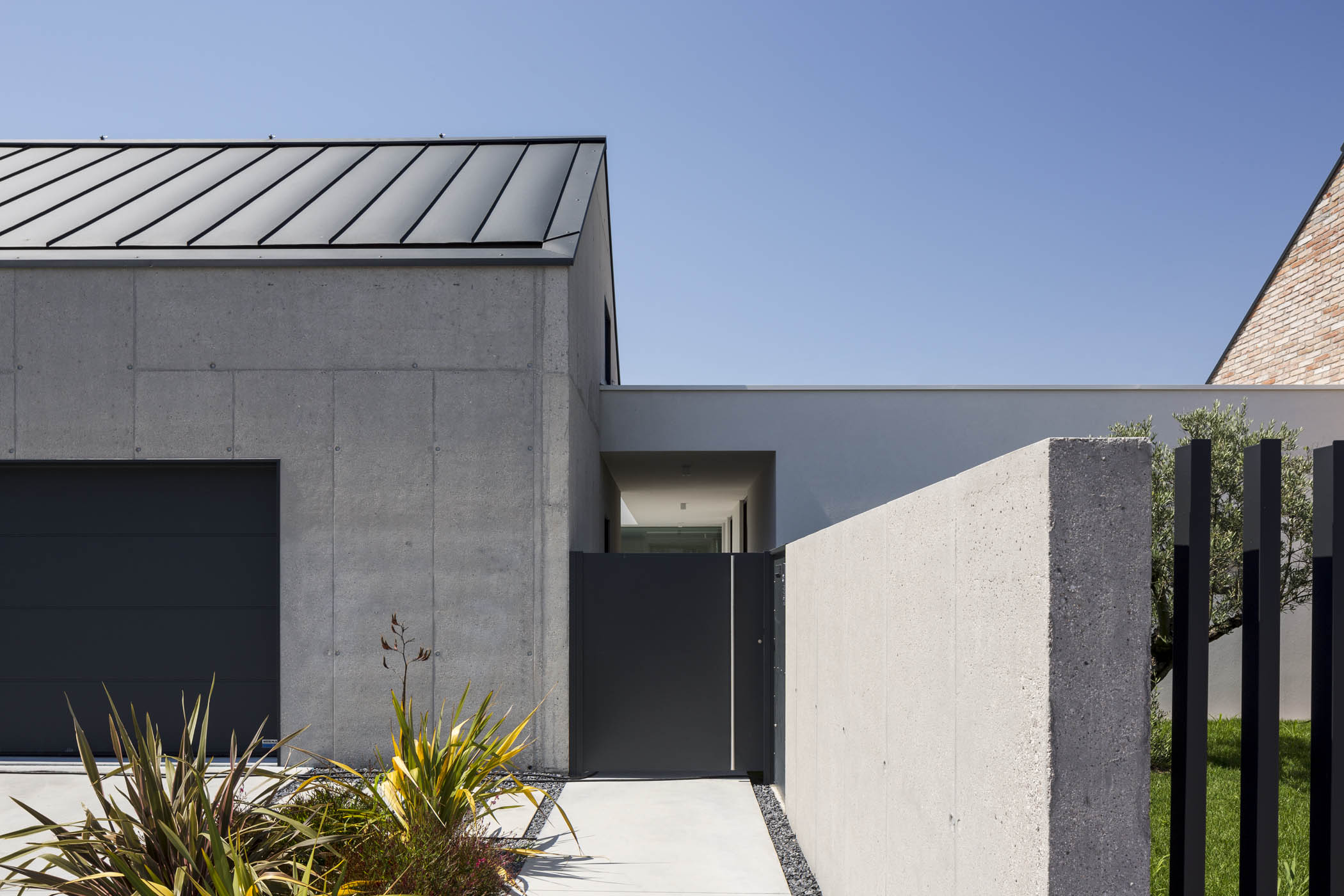 现代简约风格别墅设计,融入自然与私密空间-1