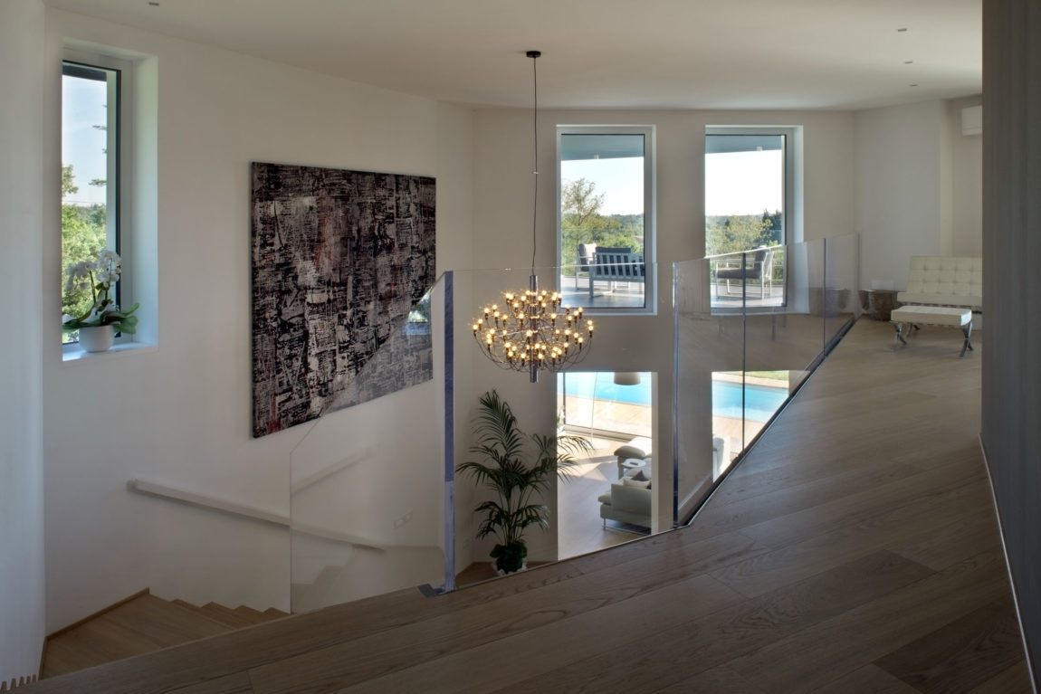 意大利乌迪内别墅现代改造,自然光与空间完美融合-24