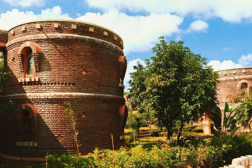 印度农场森林中的红砖城堡度假村-30