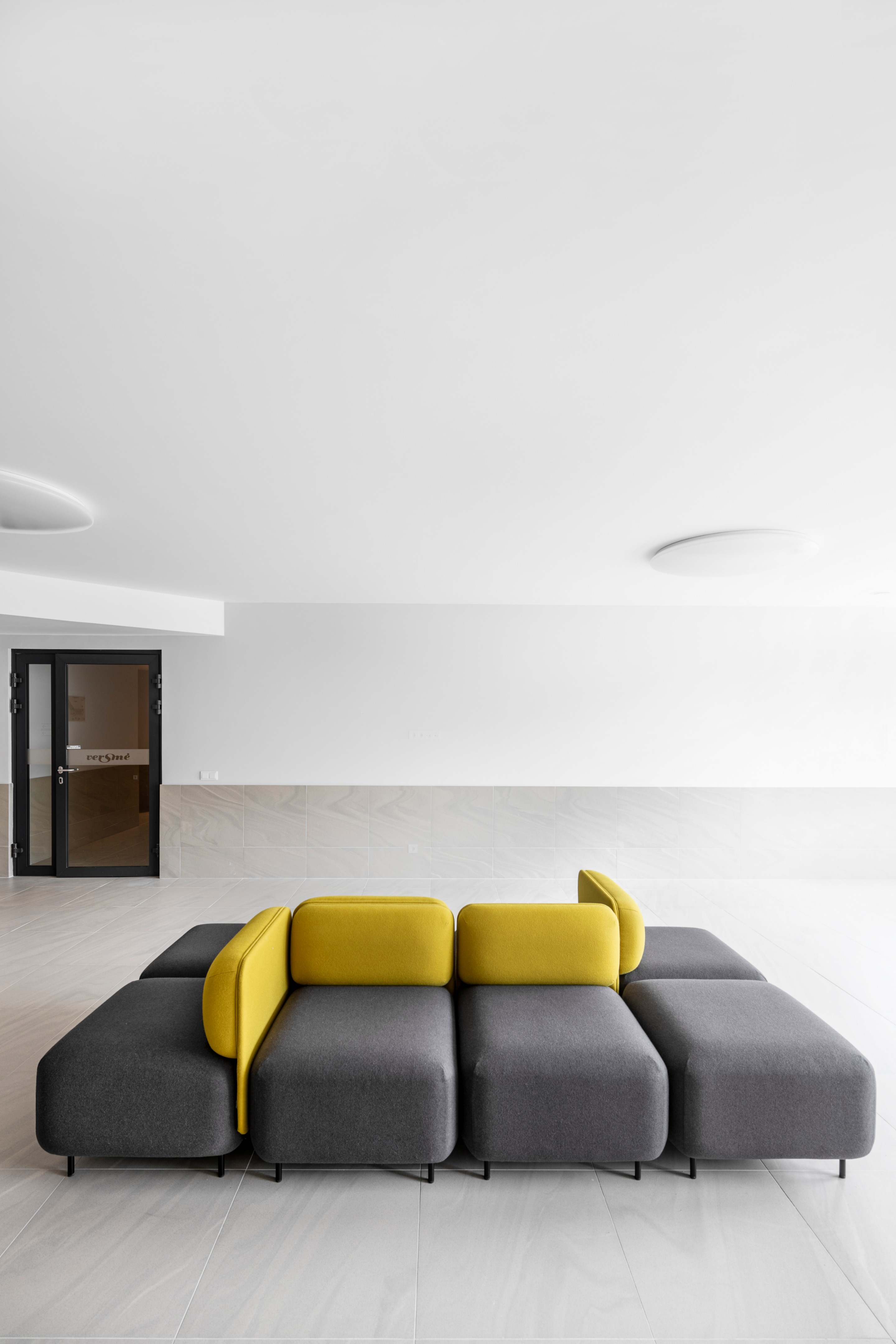 复古与现代共融，打造 70 年代建筑的焕新魅力-10