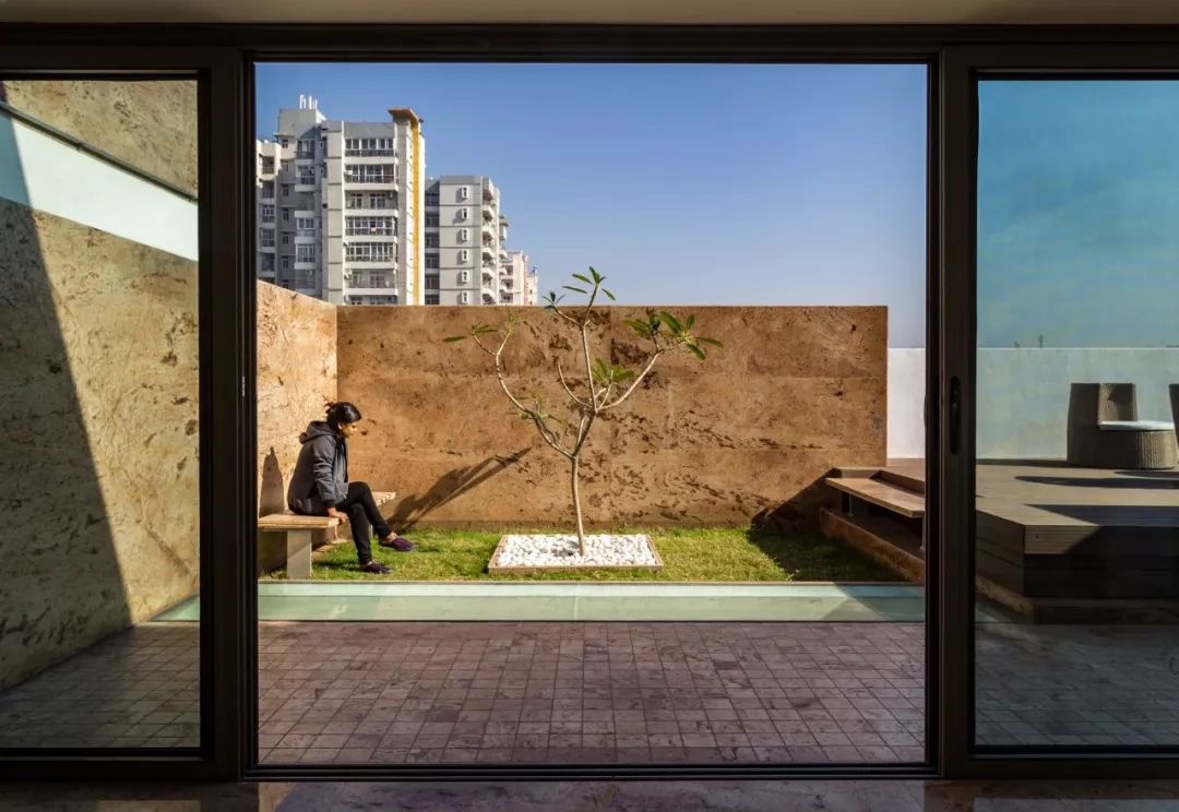 印度感性遇见西方想象的 Charged Voids 设计公司-45