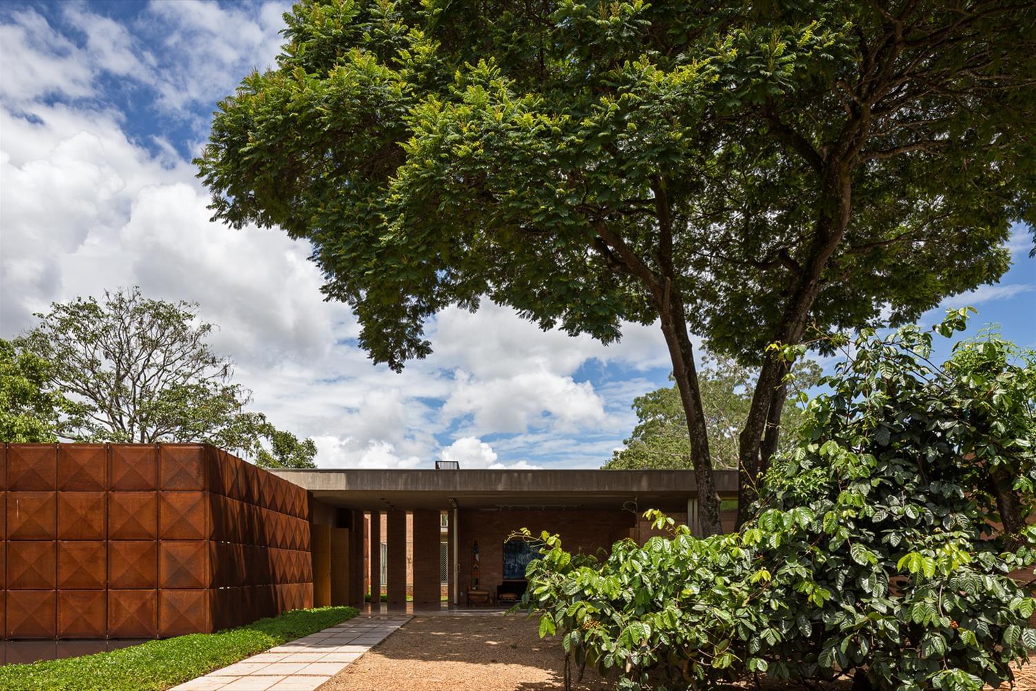 巴西 DF Casa BLM · 图书馆核心的节能可持续住宅设计-19